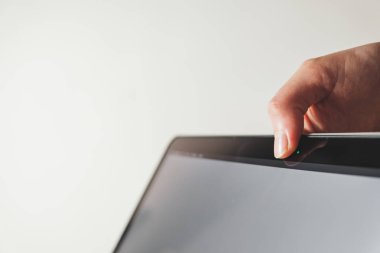 Bilgisayarın webcam 'ini kapatan başparmak. Gizlilik kavramı, güvenlik duvarının çevrimiçi güvenliği