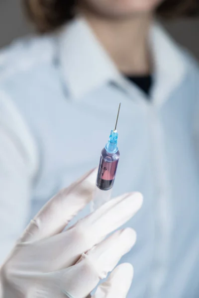 Injektion Bereit Für Die Anwendung Der Hand Des Arztes Hand — Stockfoto