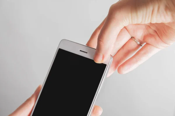 Великий Палець Покриває Передню Камеру Смартфона Концепція Приватності Онлайн Безпека — стокове фото