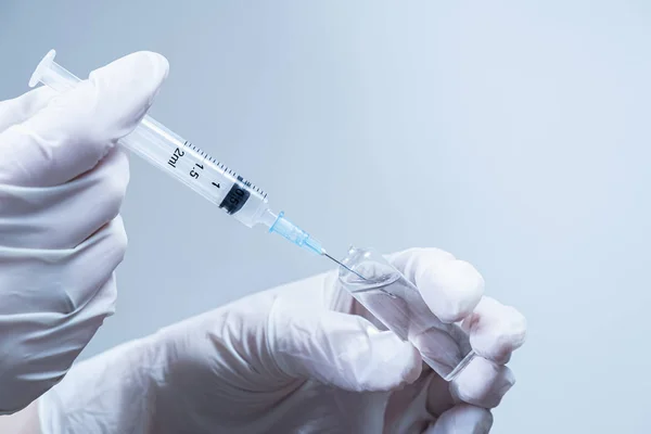 Ruce Rukavicích Připravte Injekci Kopírujte Prostor Koncepce Očkování Poskytování Lékařské — Stock fotografie