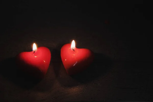 暗闇の中で燃える2つのハート型のキャンドル スペースをコピーします 聖バレンタインデー 愛とロマン主義の概念 — ストック写真