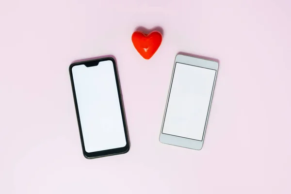 Två Telefoner Med Vita Skärmar Och Ett Hjärta Meddelanden Älskar — Stockfoto