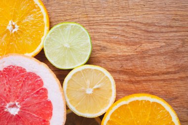 Tahta arka planda taze sulu narenciye meyvesi