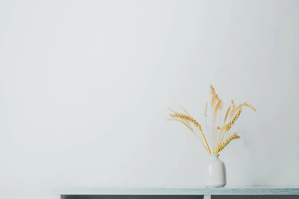 Spikelet atau gandum dalam vas di atas meja . — Stok Foto
