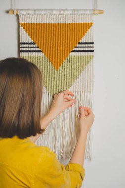 Makrome zanaatı yapan kadın.. 