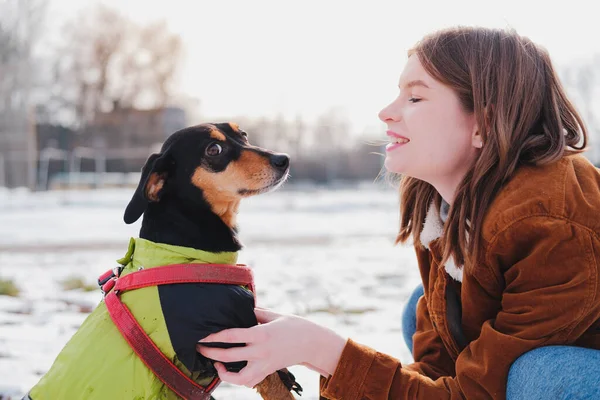 Retrato Uma Jovem Seu Lindo Cão Dachshund Feminino Seu Animal — Fotografia de Stock