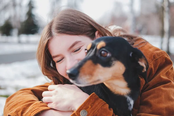 Людина Щаслива Собакою Люблячі Домашні Тварини Концепція Щаслива Молода Жінка — стокове фото