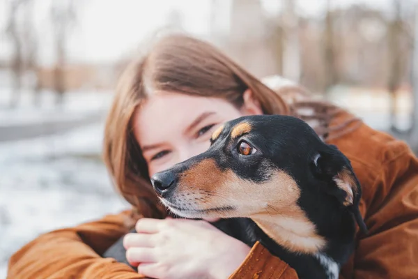 Człowiek Szczęśliwy Psem Loving Pets Concept Szczęśliwa Młoda Kobieta Przytula — Zdjęcie stockowe