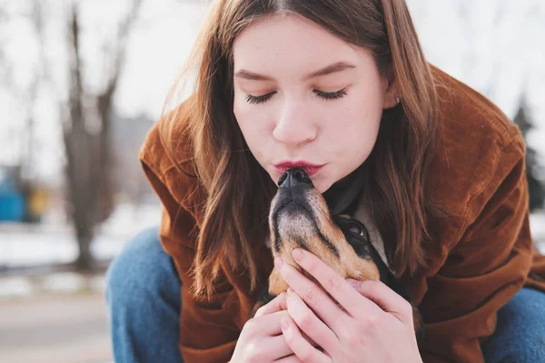 Conceito Animais Estimação Amorosos Adoráveis Jovem Mulher Beija Seu Cachorrinho — Fotografia de Stock