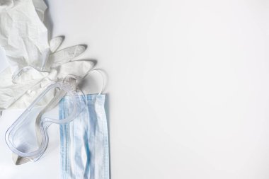 Cilt ve virüse karşı korunma. Coronavirus kontrol konsepti: tıbbi koruyucu gözlük, eldiven ve yüz maskesi