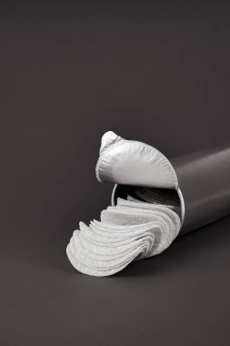 Patates cipsi, parlak kırmızı arka plan, koyu tek renk. Dikkat çeken, abur cuburları koyu renklerle kaplayan minimalist görüntü