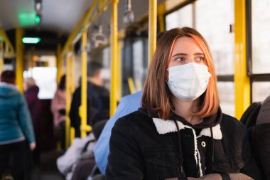 Genç yetişkinler koruyucu maske takıp işe gider. Coronavirus, Covid-19 yayılma önleme konsepti, bir vatandaşın sorumlu sosyal davranışı