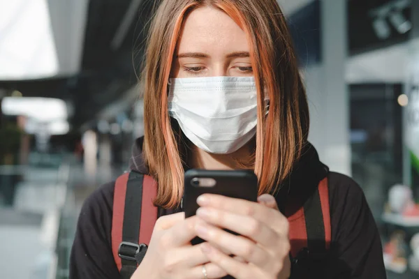 Kvinnan Skyddande Ansiktsmask Använder Telefonen Offentlig Plats Coronavirus Covid Spridning — Stockfoto