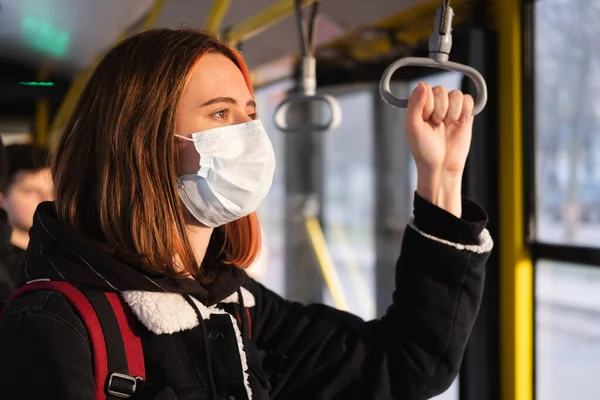 Vrouw Met Een Beschermend Masker Trein Bus Coronavirus Covid Verspreiding — Stockfoto