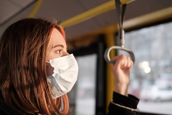 Pendelaar Draagt Een Beschermend Masker Het Openbaar Vervoer Coronavirus Covid — Stockfoto