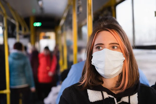 Genç bir kadın, koruyucu maske takarak işe gidip geliyor. Coronavirus, Covid-19 yayılma önleme konsepti, bir vatandaşın sorumlu sosyal davranışı