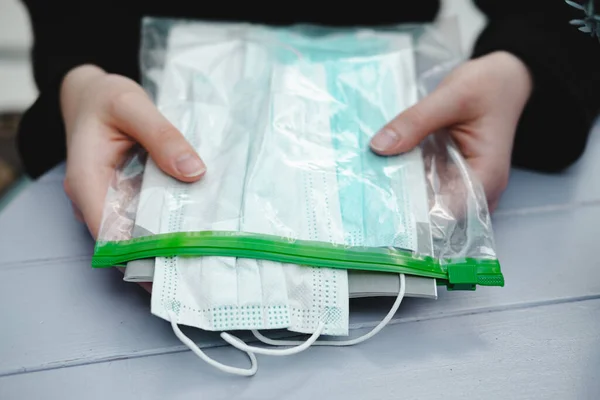 Topeng Pernapasan Dalam Paket Tangan Manusia Penyebaran Virus Berarti Pencegahan — Stok Foto