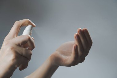 Kişisel dezenfektanla el temizleme. El sıkma, virüse karşı koruma ya da halka açık yerlerde enfeksiyon.