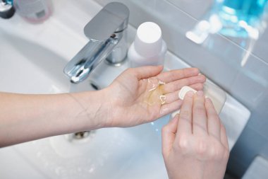 Tuvalette sabun ve dezenfektanla el temizleme. Salgın koşullarda kendini koruma ve hijyen kavramı