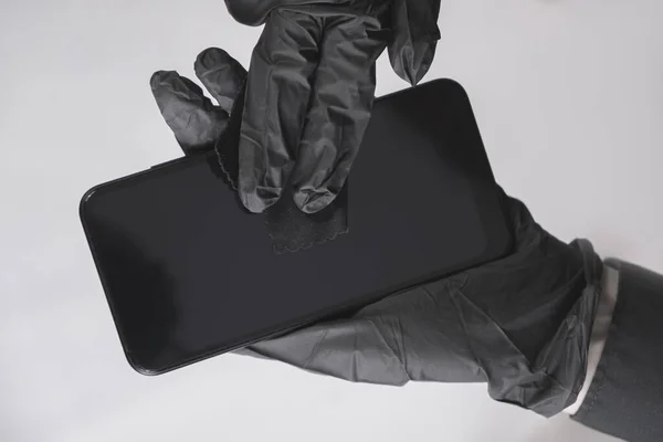Limpieza Pantalla Del Smartphone Con Una Toallita Todo Concepto Negro — Foto de Stock
