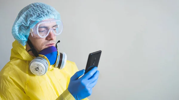 Lékařský Pracovník Ochranném Obleku Použitím Chytrého Telefonu Směně Pojem Covid — Stock fotografie
