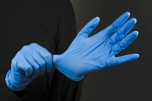 Mit Blauen Gummihandschuhen Tragen Von Schutzausrüstung Gegen Infektionen Oder Virusverbreitung — Stockfoto