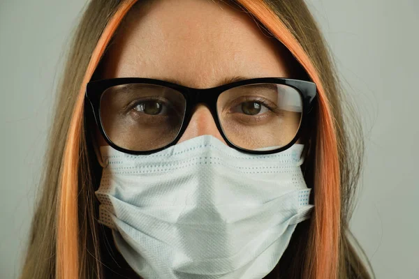 Intelligent Kvinna Glasögon Bär Medicinsk Mask Närbild Porträtt Med Fokus — Stockfoto