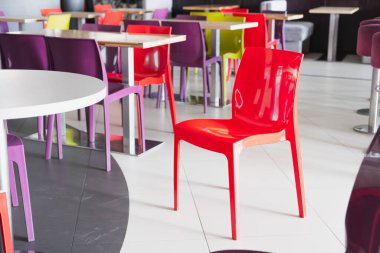 Boş bir fast food kafede plastik kırmızı sandalye. Karantina, tecrit, kapalı iş ve yemek şirketi kavramı