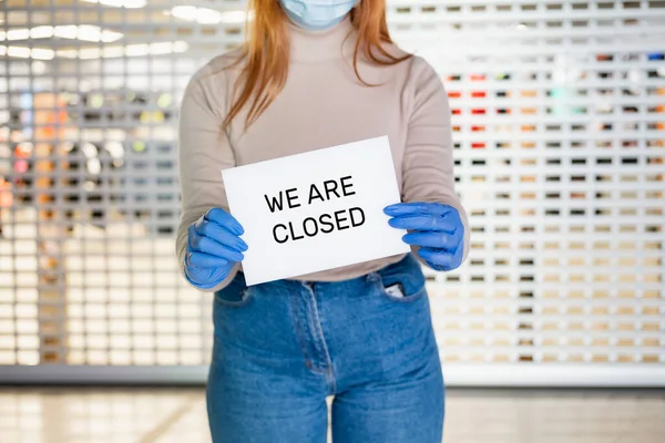 Zárva Vagyunk Jel Kezében Táblát Tart Bezárt Üzletnek Vagy Vásárlási — Stock Fotó