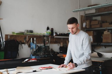 Genel bir atölyede bir tasarımcının ya da mühendisin portresi. Küçük işletme, yerel girişimci, moda geliştirme konsepti