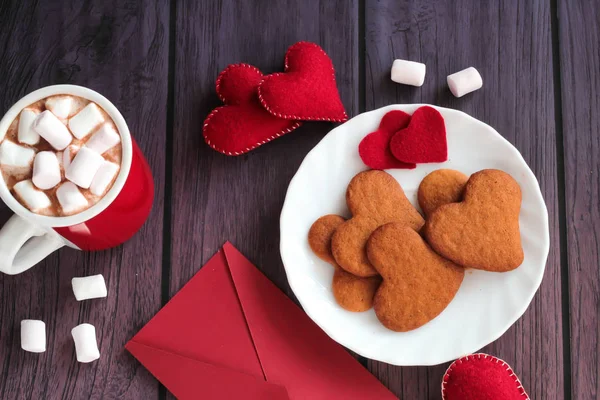 kalp gingerbread çerezleri çikolata bir fincan