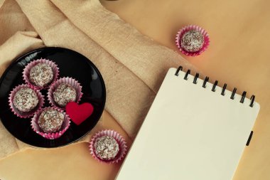 Lezzetli çikolata şekerleme ve dizüstü