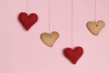 Pembe tepsiye ve vanilya Çerezler kalp şeklinde