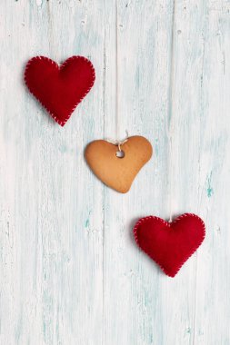 Kalp şeklinde ve arka plan üzerinde kalp kurabiye