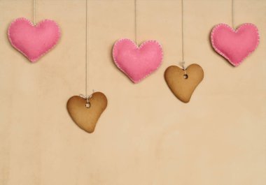 Bej renkli arka plan üzerinde asılı vanilya Çerezler