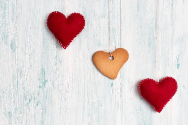 Kalp şeklinde ve arka plan üzerinde kalp kurabiye