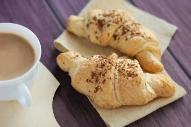 Lezzetli breakfast kakao ve kruvasan