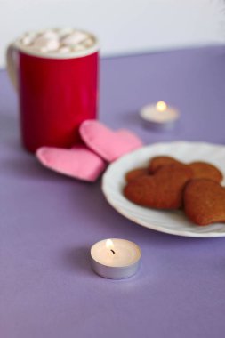 Kakao marshmallows ve gingerbread çerezleri