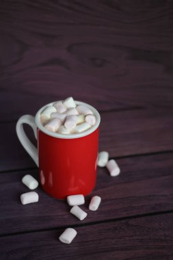 sıcak kakao marshmallows ahşap tablo ile