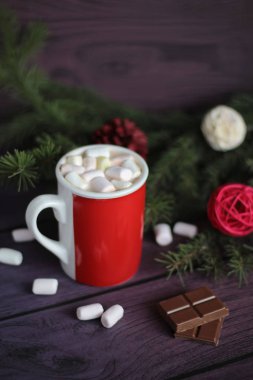 sıcak kakao marshmallows ahşap tablo ile