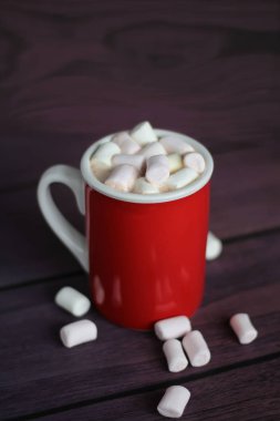 Kupa dolu sıcak çikolata ve şekerleme