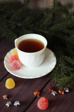 Berry jöle, koyu ahşap arka plan üzerinde çay