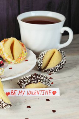 Fal kurabiyesi masaya dekore açın