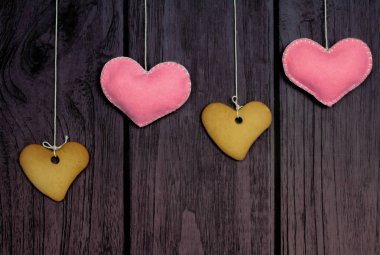 Tahta arka planda zencefilli kurabiye.