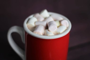 sıcak çikolata şekerleme ahşap yüzeyi ile