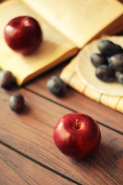 elma ve Erik ahşap bir masa üzerinde