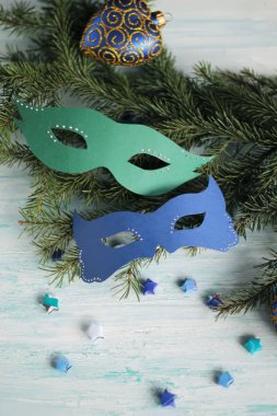 Karnaval maske Noel ağacı üzerinde