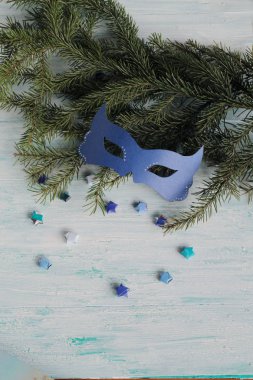 Karnaval maske Noel ağacı üzerinde