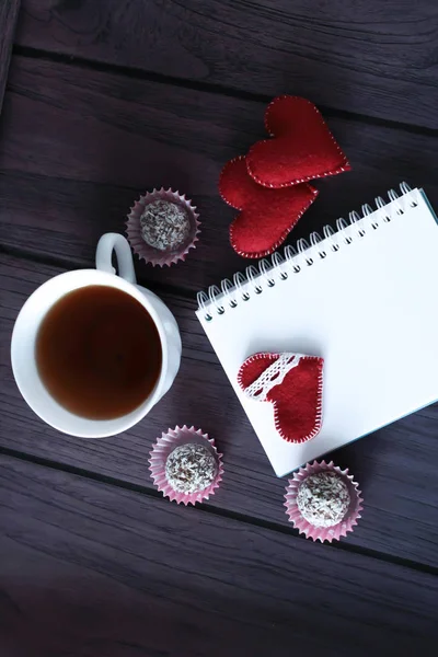 Çikolata topları, şekerlemeler ve defter