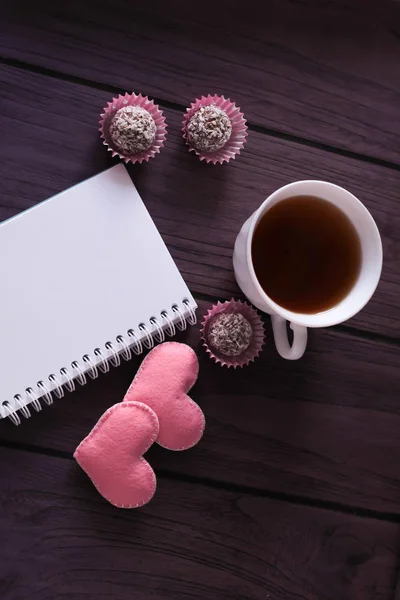 Çikolata topları, çay ve defter